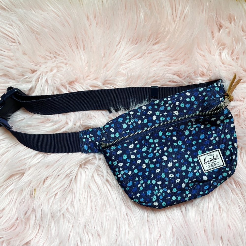 Herschel Fanny Pack Waist Bag Blue Adjustable Floral Zipper Navy Trendy Belt
